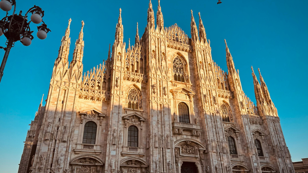 ITALY BY FLIGHT-Milan